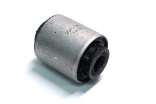 Сайлентблок рычага CITROEN C4 PICASSO II, PEUGEOT 308 II 13- перед. мост (Пр-во LEMFORDER)